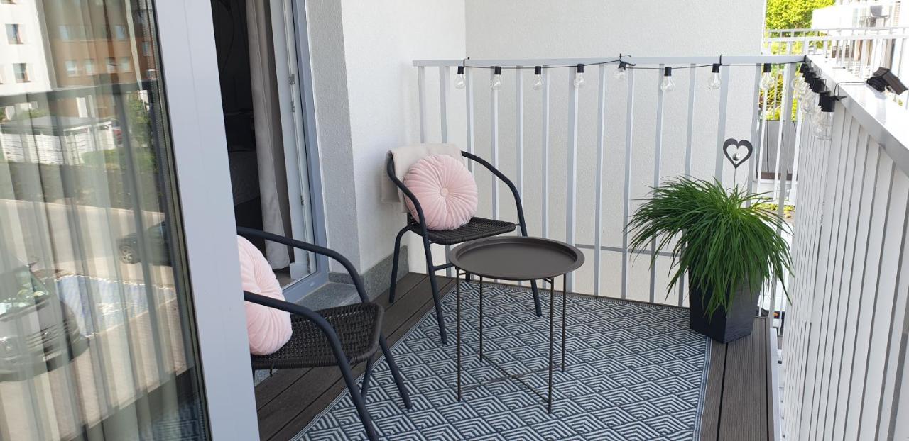 Nowoczesny Apartament Z Garazem Morelova غدانسك المظهر الخارجي الصورة